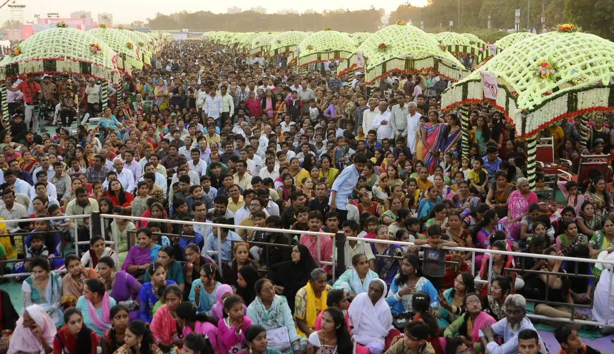 Ratusan ribu tamu undangan memadati acara kawin massal yang dihelat di Surat, India, Minggu (6/12). Menurut kabar untuk 151 pasangan menghabiskan biaya sebesar 50 juta rupe atau Rp 10,3 miliar. (AFP PHOTO)