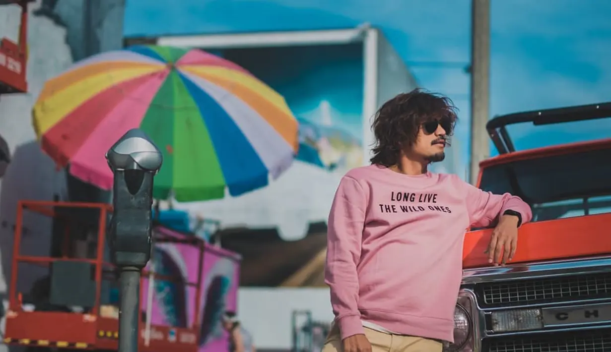 Enggak selalu menjelajah alam, pria yang memliki lesung pipit ini juga memilih Los Angeles, California menjadi salah satu destinasi wisatanya. Menggunakan kacamata hitam dan hoodie merah jambu, penampian Ibnu Jamil terlihat memukau. (Liputan6.com/IG/ibnujamilo)