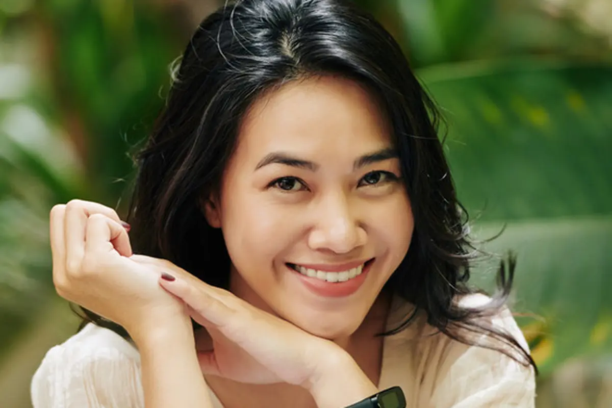 dewasa tersenyum mandiri bahagia