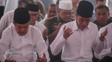 Presiden Joko Widodo dan Wakil Presiden Jusuf Kalla berdoa saat melaksanakan salat Jumat bersama dalam Aksi Bela Islam Jilid 3 di Monumen Nasional, Jakarta, Jumat (2/12). (Liputan6.com/Faizal Fanani)