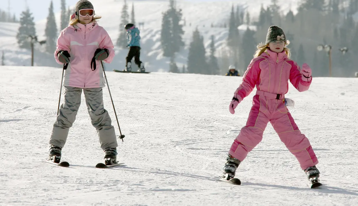 Gemas banget! Ini diambil ada 21 Januari 2007 saat Dakota dan Elle tengah bermain ski di Park City, Amerika Serikat. (FRAZER HARRISON / GETTY IMAGES NORTH AMERICA / AFP)