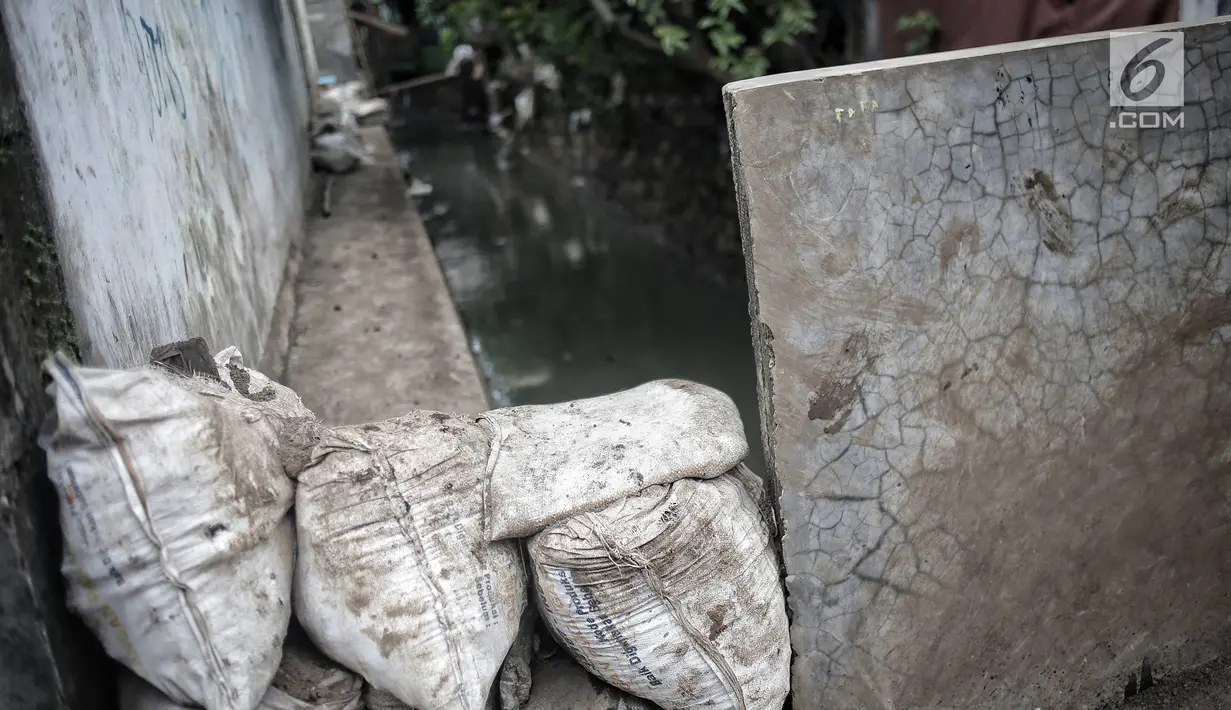 Karung pasir untuk pembangunan turap permanen di lokasi tanggul jebol di Kelurahan Jatipadang, Jakarta, Rabu (16/1). Berdasarkan keterangan warga, tanggul tersebut jebol pada Minggu, 13 Januari 2018. (Liputan6.com/Faizal Fanani)