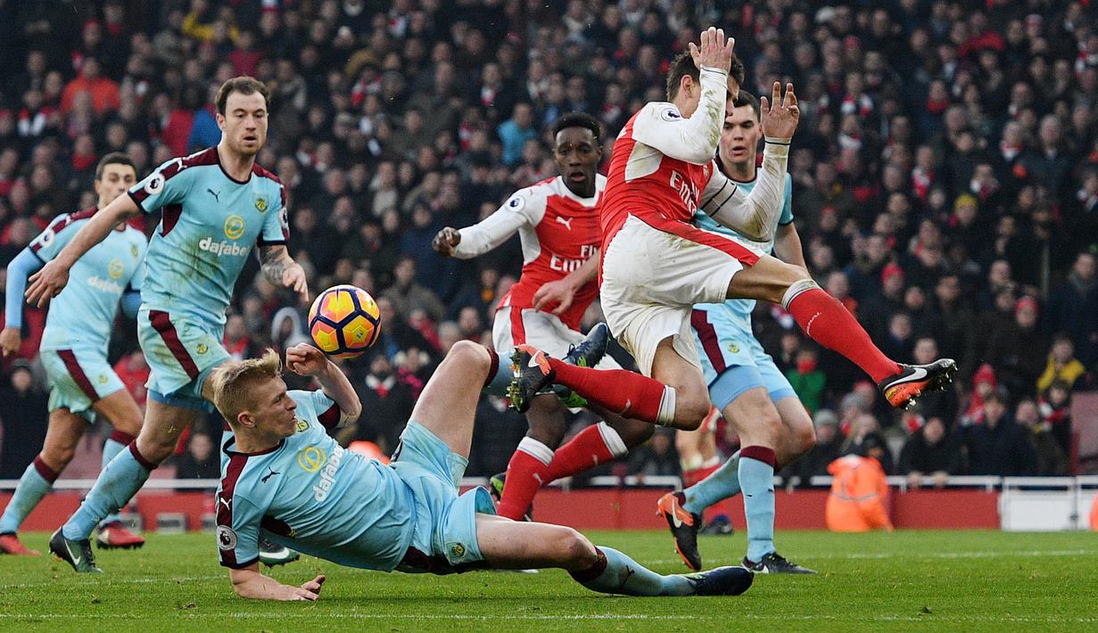 Pemain Arsenal Laurent Koscielny (kanan) dilanggar pemain Burnley FC saat berebut bola pada lanjutan Premier League di Emirates Stadium, London, (22/1/2017). Arsenal menang 2-1. (EPA/Facundo Arrizabalaga)