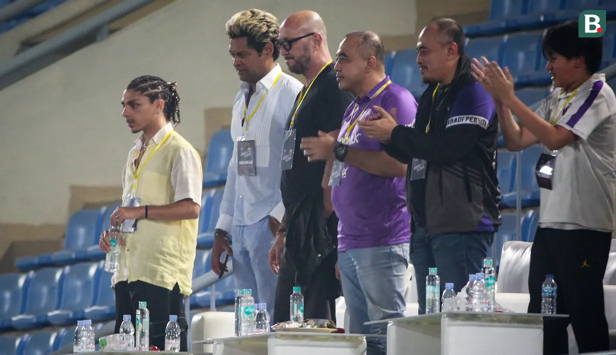 <p>Mantan kiper Timnas Italia, Walter Zenga (tengah) dan mantan bek Timnas Portugal, Abel Xavier (kiri kedua) menyaksikan laga lanjutan BRI Liga 1 2022/2023 antara Persita Tangerang melawan Persija Jakarta di Stadion Indomilk Arena, Tangerang, Selasa (28/03/2023). (Bola.com/Bagaskara Lazuardi)</p>