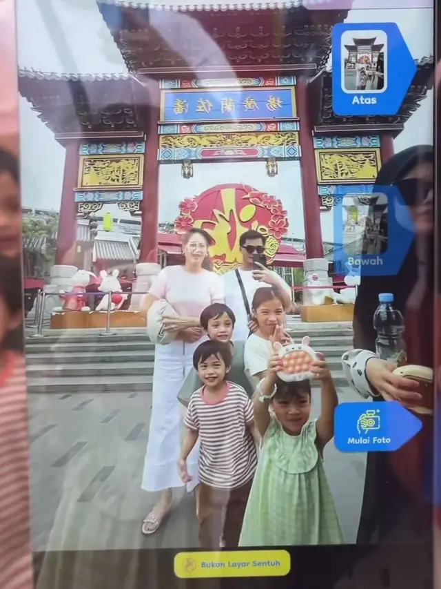 Dipuji Awet Muda, Ini 7 Momen Donna Harun Jalan-Jalan Bersama 4 Cucunya