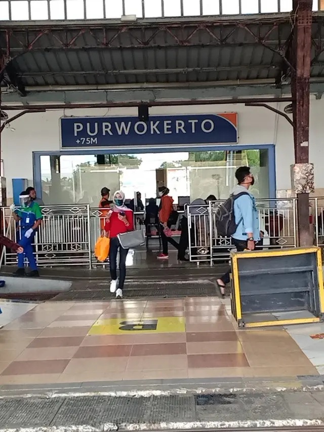 Suasana Stasiun Besar Purwokerto pada masa libur panjang akhir Oktober 2020. (Foto: Liputan6.com/Humas KAI Daop 5 Purwokerto)