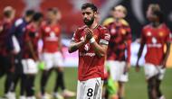 Bruno Fernandes dari Manchester United menyapa setelah pertandingan Premier League Summer Series antara Manchester United dan Everton FC di Stadion Mercedes-Benz pada 3 Agustus 2025 di Atlanta, Georgia. (AJ Reynolds/Getty Images via AFP)