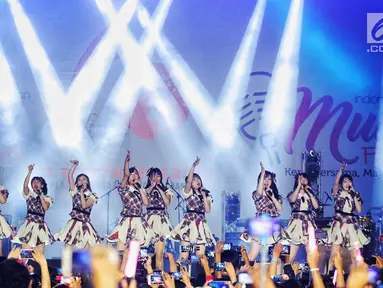 Vokal Grup asal Jepang AKB48 tampil pada acara Peringatan 60 Tahun Hubungan Diplomatik Indonesia-Jepang di kawasan Gelora Bung Karno, Jakarta, Sabtu (8/9). Dalam musik festival itu AKB48 menyanyikan sepuluh lagu. (Liputan6.com/Faizal Fanani)