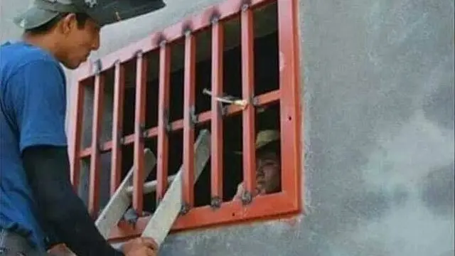 6 Potret Kuli Bangunan Terjebak Pekerjaannya Sendiri Ini Kocak