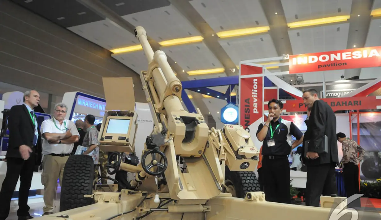 Sebuah meriam dengan teknologi canggih dipamerkan dalam acara Indo Defence 2014, JIExpo Kemayoran, Jakarta, Rabu (5/11/2014)(Liputan6.com/Herman Zakharia)