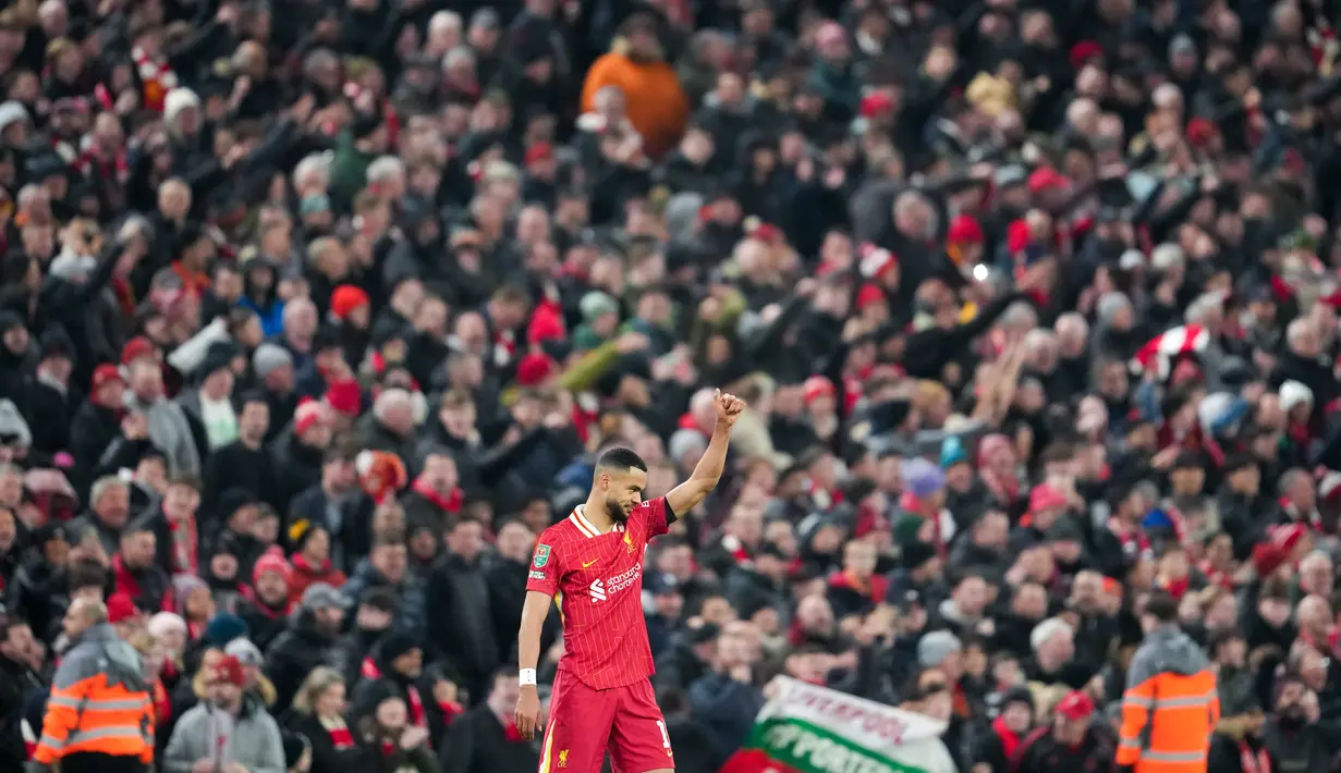 Liverpool masih terlalu perkasa bagi Tottenham Hotspur. Pasukan Arne Slot tampil dominan selama 90 menit untuk mengamankan kemenangan telak 4-0 pada laga leg kedua semifinal Carabao Cup 2024/2025. Kemenangan ini membawa The Reds melaju ke final Carabao Cup dengan agregat 4-1. (AP Photo/Jon Super)