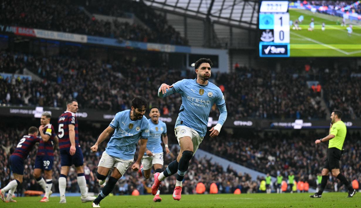 Pemain Manchester City, Omar Marmoush merayakan golnya ke gawang Newcastle United dalam laga lanjutan Liga Inggris 2024/2025 di Etihad Stadium, Manchester, Inggris, Sabtu (15/02/2025) waktu setempat. (AFP/Oli Scarff)
