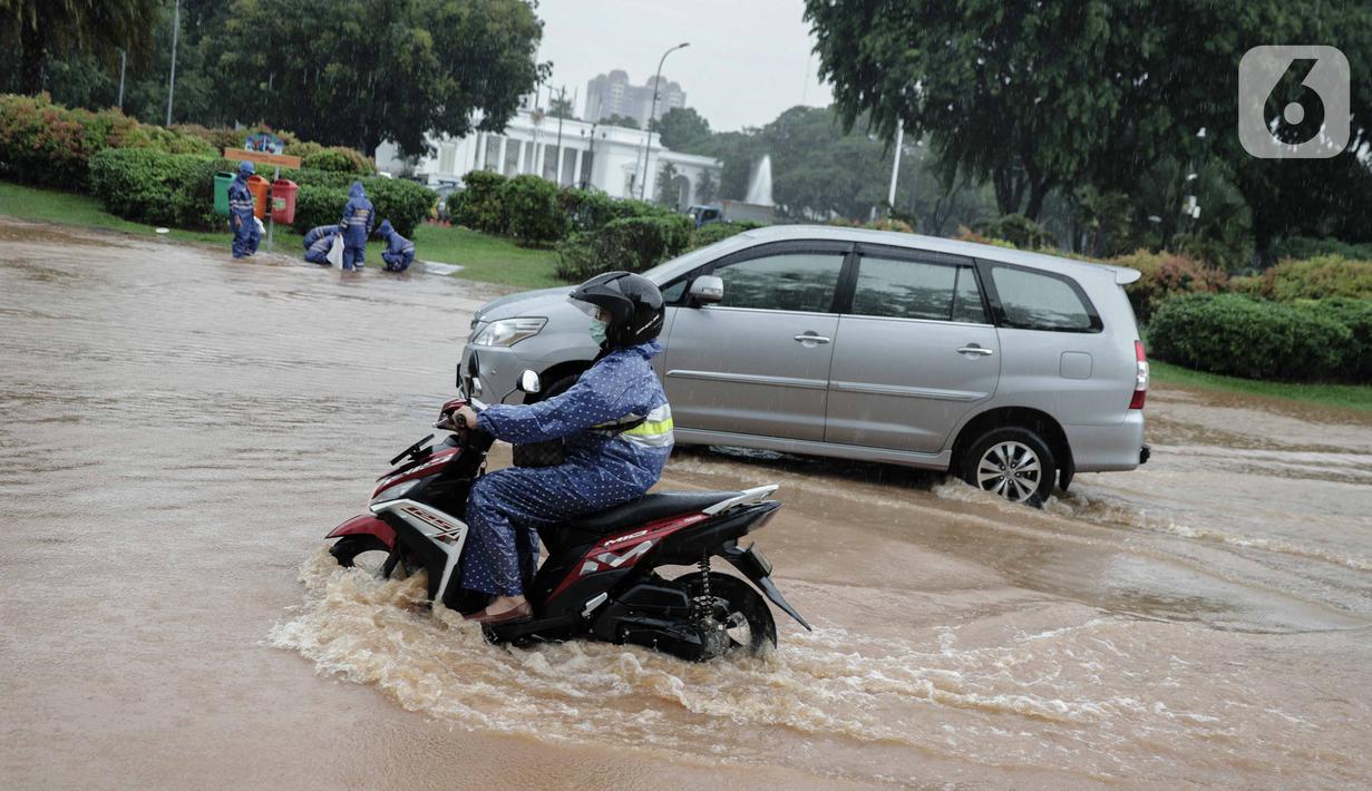 Foto Air Genangani Depan Istana Merdeka Usai Hujan Deras News