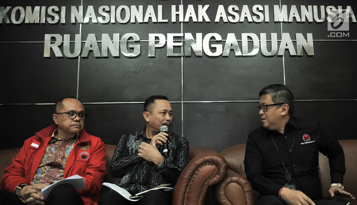 Ketua Komnas HAM Ahmad Taufan Damanik memberikan keterangan saat pertemuan dengan Sekjen PDIP Hasto Kristiyanto dan Kantor Komnas HAM, Jakarta, Kamis (26/7). (Merdeka.com/Iqbal S. Nugroho) (Merdeka.com/Iqbal S. Nugroho)