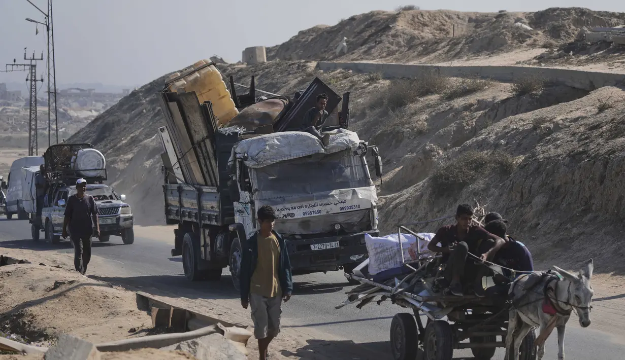 Militer Israel telah mengeluarkan perintah evakuasi bagi warga sipil yang ada di bagian utara Gaza agar segera berpindah ke selatan menuju al-Mawasi. (AP Photo/Jehad Alshrafi)