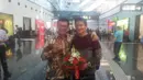 Pebalap Manor Racing asal Indonesia, Rio Haryanto disambut Duta Besar RI untuk Austria, Rachmat Budiman, saat tiba di Bandar Udara Internasional Wina, Austria, Selasa (28/6/2016). (Bola.com/Reza Khomaini)