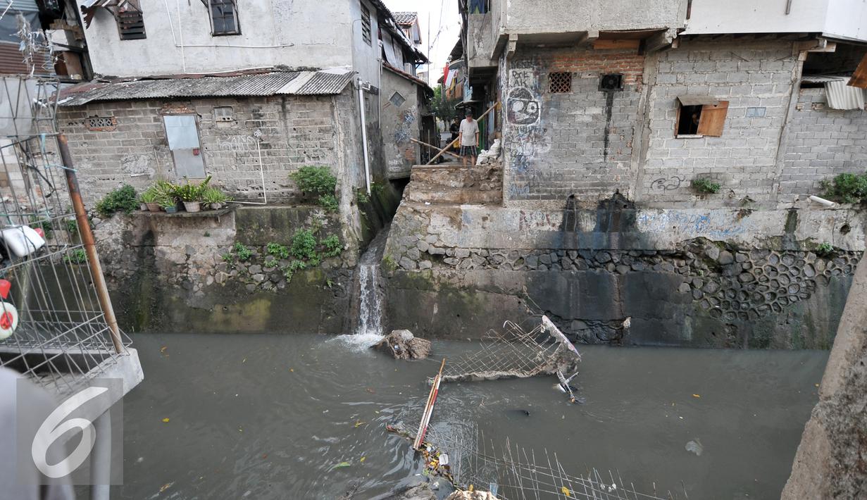 Jembatan penyeberangan yang ambruk di Kelurahan Manggarai Selatan, Jakarta, Selasa (9/8). Diduga, jembatan yang menghubungkan RT 08/RW 09 dengan RT 12/RW 8 itu patah akibat hujan deras yang terjadi kemarin sore. (Liputan6.com/Yoppy Renato)