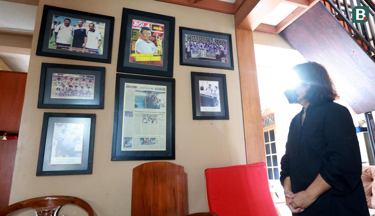Istri Benny Dolo, Hendrita Pasaribu, memandangi foto almarhum di Pamulang Permai, Tangsel, Kamis (2/2/2023). Eks pesepakbola sekaligus pelatih Timnas Indonesia itu meninggal pada usia 72 tahun. (Bola.com/M Iqbal Ichsan)