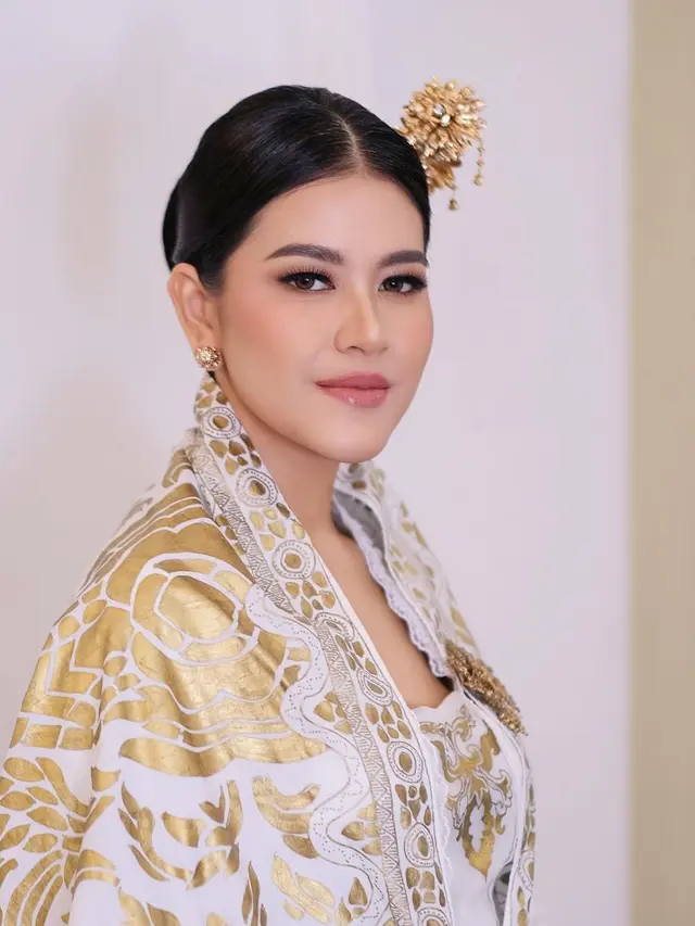 6 Potret Tampilan Elegan nan Mewah Kahiyang Ayu Kenakan Dress dan Aksesori Serba Emas di Pemotretan Terbaru