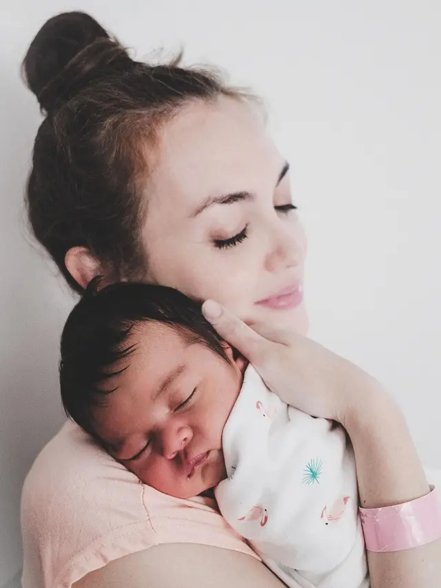 Sudah Jadi Ibu, Ini 6 Momen Rianti Cartwright Asuh Baby Rose