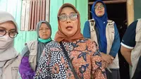 Kadis Sosial Sulteng, Sitti Hasbiah Zainul di rumah salah satu keluarga penerima bantuan kompensasi kenaikan harga BBM, Sabtu (3/9/2022). (Foto: Heri Susanto/ Liputan6.com).
