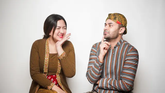 Helmy Syah antusias saat merilis single terbarunya bertajuk Dream. Ia merupakan penyanyi yang juga sepupu Vicky Shu.