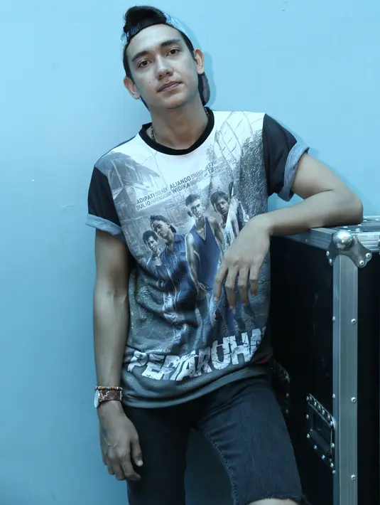 Tindak kekerasan yang didapat karena Adipati Dolken mengecewakan ayahnya. Akibatnya, aktor senior Tio Pakusadewo menampar putranya, Adipati Dolken. Itu hanya sedikit adegan dalam film Pertaruhan. (Galih W. Satria/Bintang.com)