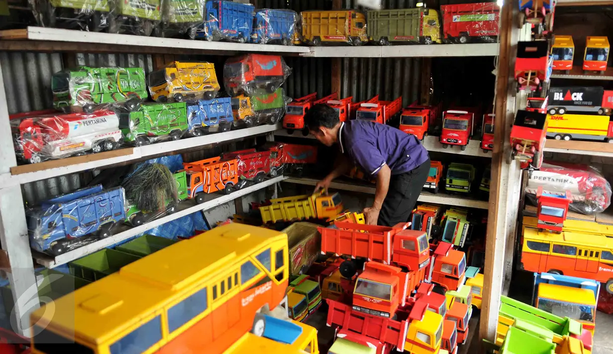 Pedagang menata mainan dagangannya yang terbuat dari kayu di kios penjual mainan di kawasan Pasar Minggu, Jakarta, Selasa (3/11). Membanjirnya mainan anak asal China mengancam produksi mainan dalam negeri. (Liputan6.com/Gempur M Surya)