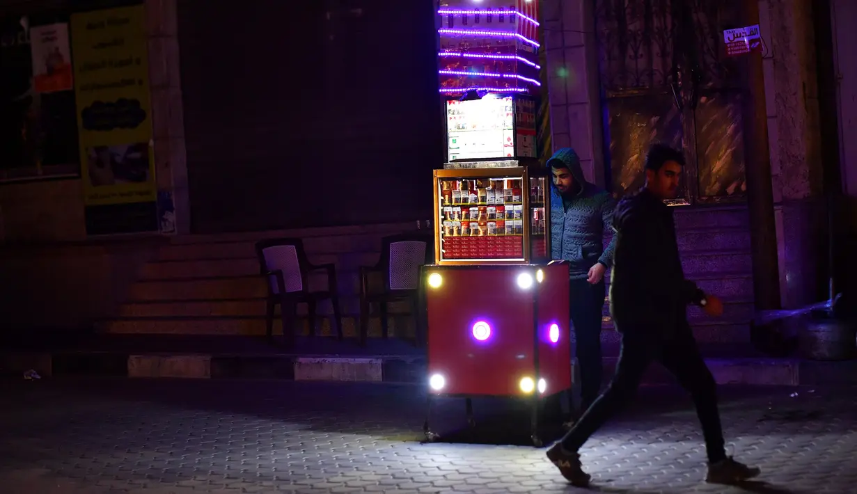 Seorang pria menjual rokok di Kota Gaza (18/2). Para penjual rokok dengan harga 1 syikal, atau lebih dari 25 sen dolar AS. Penduduk Gaza mengatakan lebih sedikit orang yang mampu membelinya. (Reuters/Dylan Martinez)