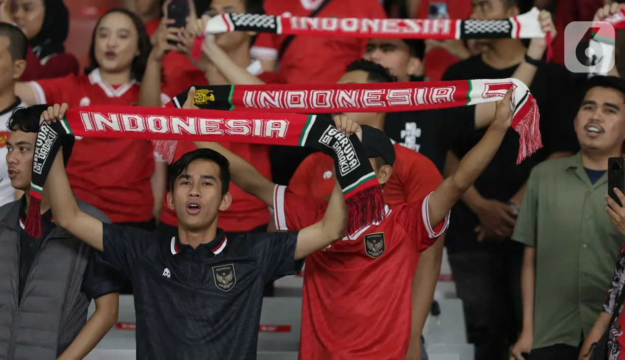 Suporter menyanyikan lagu kebangsaan Indonesia Raya. (Liputan6.com/Helmi Fithriansyah)