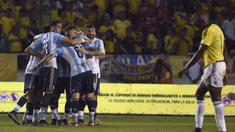 Para pemain Argentina merayakan gol ke gawang Kolombia pada kualifikasi Piala Dunia Russia 2018 zona CONMEBOL di  Stadion Metropolitano Roberto Melendez, Barranquilla, Rabu (18/11/2015) dini hari WIB. (AFP Photo/Luis Acosta)