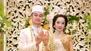 "Aku sebenarnya nervous juga sih, dari hotel sampai ijab kabul aku nggak berhenti dzikir, emang bener banget sih dzikir bisa ngurangin rasa gugup," sahut Karina Salim. (Adrian Putra/Bintang.com)