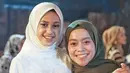 Kali ini Asila Maia kompak berfoto dengan sahabatnya, Lesti Kejora yang sama-sama mengenakan busana putih. Pelantun lagi Angkat Tangan itu terlihat lebih anggun mengenakan hijab simple.(Liputan6.com/IG/@therealasilamaisa)