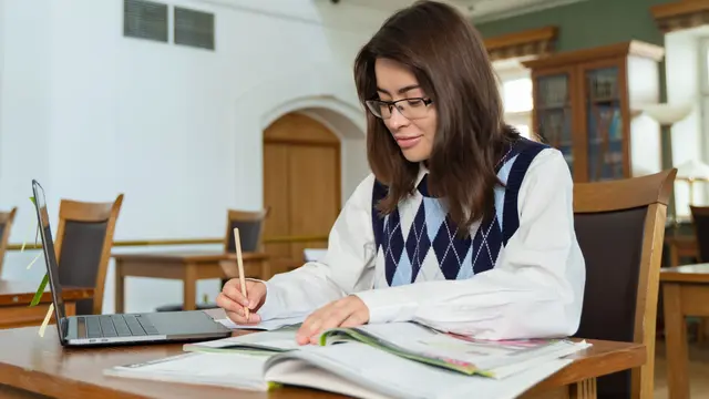 Ilustrasi buku, laptop, belajar, menulis kalimat konotasi
