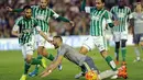 Striker Real Madrid, Karim Benzema, terpaksa dilanggar oleh pemain Real Betis dalam lanjutan La Liga Spanyol di Stadion Benito Villamarin, Sevilla, Senin (25/1/2016) dini hari WIB. (AFP/Cristina Quicler)