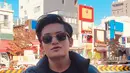 Di berbagai momen, putra dari pasangan asli Sumenep, Madura ini memang tampil trendi. Kali ini saat berlibur ke luar negeri, Randy Martin tampak keren dan ganteng mengenakan kacamata hitam.(Liputan6.com/IG/@randymartinnn)