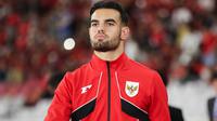 Pemain Timnas Indonesia U-23, Jens Raven saat memasuki lapangan pertandingan dalam laga Grup A Piala AFF U-23 2025 melawan Malaysia di Stadion Utama Gelora Bung Karno (SUGBK), Senayan, Jakarta, Senin (21/07/2025). (Bola.com/Abdul Aziz)