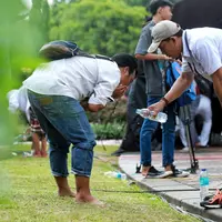Demo 2 Desember, inilah sejumlah potret menyejukkan hati kegiatan para demonstran selama berada di Monas hari ini. (Bintang.com/Adrian Putra)