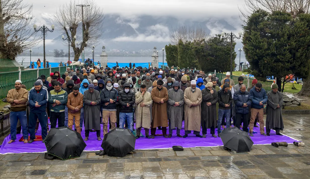 Para pria muslim memanjatkan doa pada peringatan Isra Miraj di Masjid Hazratbal, Srinagar, Kashmir, India, Jumat (12/3/2021). Ribuan muslim Kashmir berkumpul di Masjid Hazratbal yang menyimpan janggut Nabi Muhammad. (AP Photo/Dar Yasin)