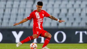 Aksi bek tengah keturunan Indonesia milik FC Twente, Mees Hilgers (paling kiri) di laga leg pertama Kualifikasi Ketiga UEFA Conference League melawan Cukaricki pada 6 Agustus 2022 lalu. (Dok. Instagram Mees Hilgers)
