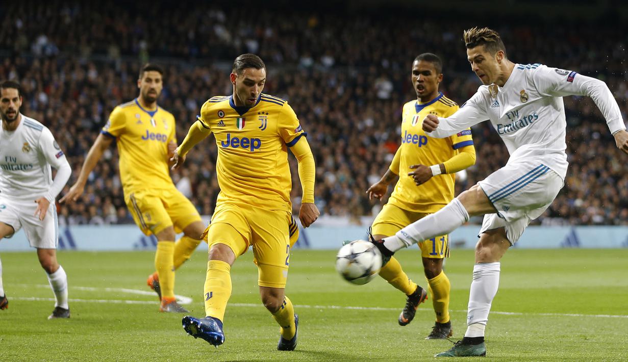 Para pemain Juventus menutup ruang tembak Cristiano Ronaldo pada leg kedua perempat final Liga Champions di Santiago Bernabeu stadium, Madrid, (11/4/2018).  Real Madrid menang agregat 4-3. (AP/Francisco Seco)