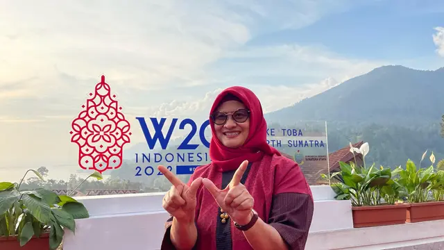 CEO XL Axiata sekaligus Co-Chair W20 Indonesi Dian Siswarini berfoto di lokasi Konferensi Tingkat Tinggi W20 di Parapat, Simalungun, Sumut. (Liputan6.com/Agustin Setyo Wardani)
