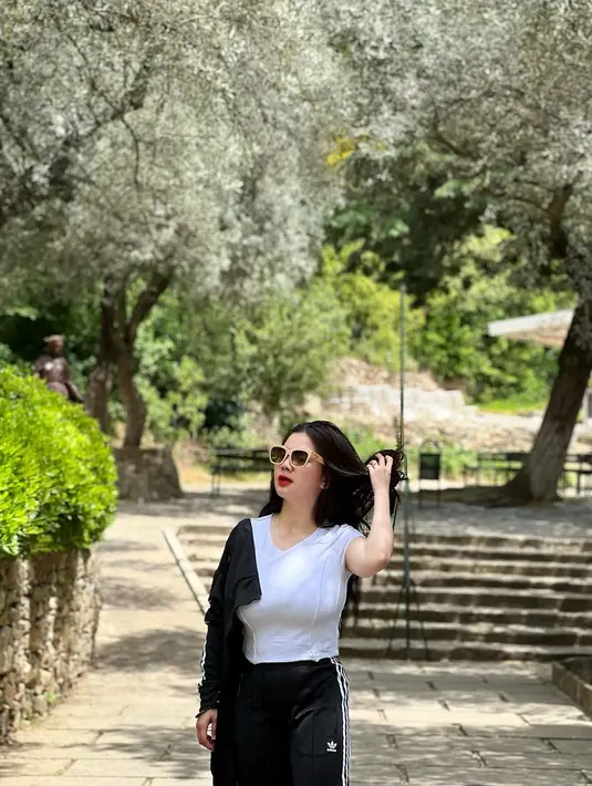 Feli mengunggah sejumlah foto OOTD dengan style kasual. Di situ ia terlihat makin langsing dari beberapa waktu sebelumnya. [Instagram @felicyangelista_]