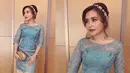 Prilly Latuconsina tampil cantik dengan perpaduan kain bernuansa emas dan kebaya modern biru. Setelan kebaya itu membuat penampilan aktris 23 tahun saat kondangan itu makin menawan. (Liputan6.com/IG/@prillylatuconsina96)