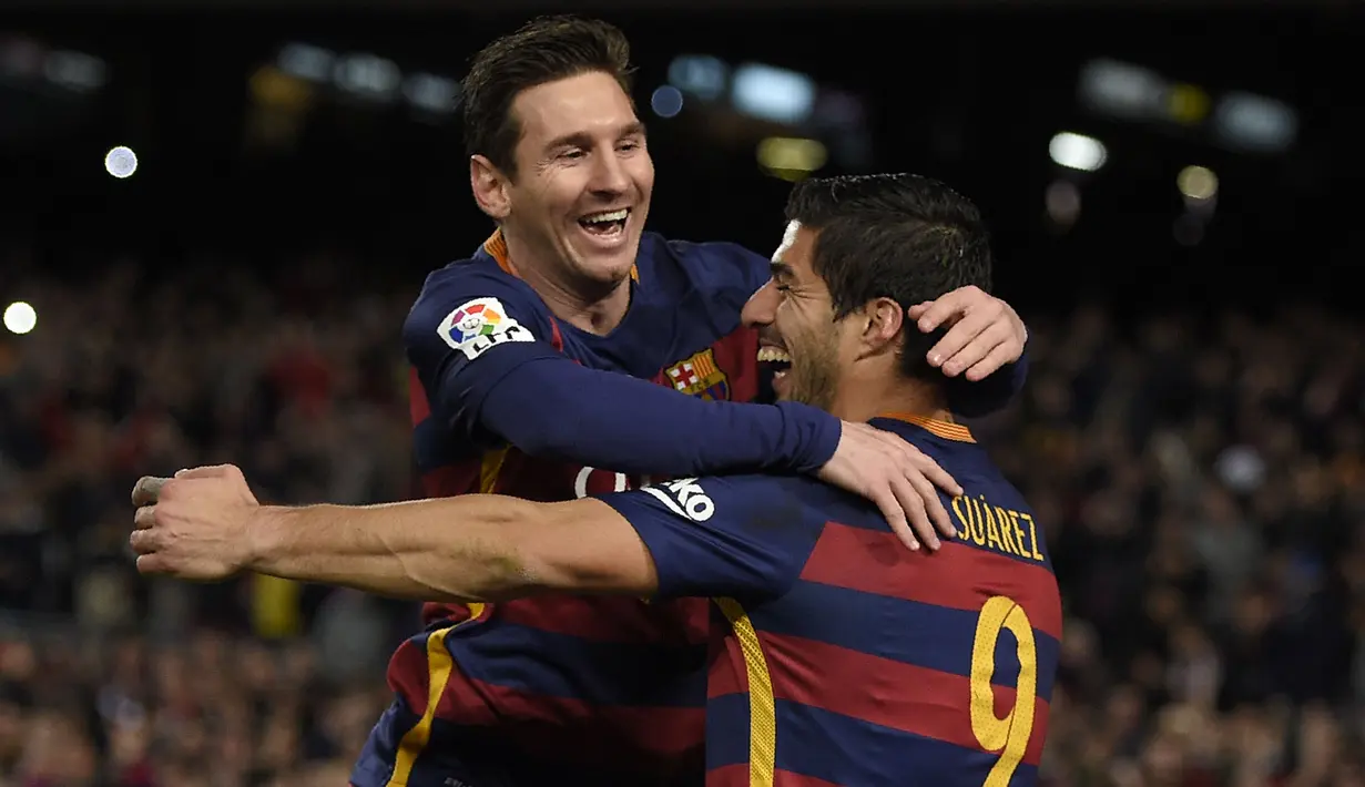 Luis Suarez (kanan) merayakan gol ke gawang Clta Vigo bersama rekannya Lionel Messi pada lanjutan La Liga Spanyol di Stadion Camp Nou, Barceloa, Senin (15/2/2016) dini hari WIB.  (AFP/Lluis Gene)