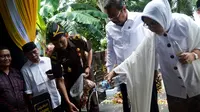 Jaksa Agung HM Prasetyo bersama istrinya Roseliana menyempatkan diri nyekar ke makam mertuanya di Kota Bengkulu menjelang bulan Ramadhan (LIputan6.com/Yuliardi Hardjo)