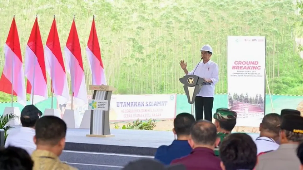 Presiden RI Joko Widodo (Jokowi) meresmikan dimulainya pembangunan proyek atau groundbreaking Rumah Sakit Umum Pusat (RSUP) atau RS Vertikal Kemenkes di Ibu Kota Nusantara (IKN), Kalimantan Timur, Rabu (20/12/2023). (Dok Biro Pers Sekretariat Presiden RI)