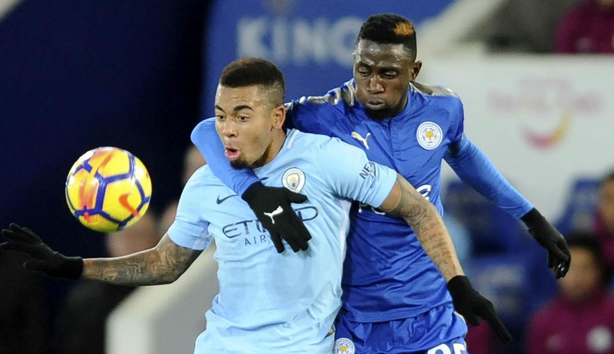Striker Manchester City, Gabriel Jesus, berebut bola dengan gelandang Leicester City, Wilfred Ndidi, pada laga Premier League di Stadion King Power, Sabtu (18/11/2017). Manchester City menang 2-0 atas Leicester City. (AP/Rui Vieira)