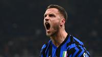 Pemain depan Inter Milan, Marko Arnautovic, merayakan golnya dalam pertandingan sepak bola Serie A Italia antara Inter Milan dan Fiorentina di Giuseppe Meazza, Selasa (11/2/2025) dini hari WIB. (Isabella BONOTTO / AFP)