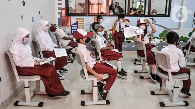 FOTO: Anies Tinjau Hari Pertama Vaksinasi Anak Usia 6-11 Tahun